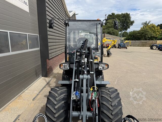 GIANT G2700 HD+ mini loader NEW €695 LEASE GIANT G2700 HD+ minishovel NIEUW €695 LEASE