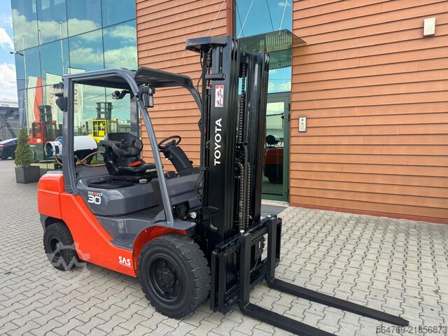 Forklift Toyota 06-8FGF30 / Triplex / 2021 year