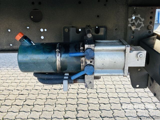 Auflieger mit Pritsche & Plane Schmitz Cargobull Curtainsider Mega Getränke