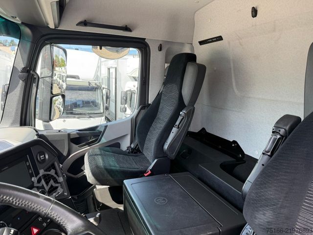 Box truck MERCEDES-BENZ ACTROS 2548 L Getränkekoffer 7,7 m LBW 2 T*LENK