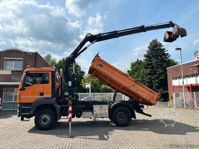 Three-sided tipper truck MAN 18.320 3Skipper mit HIAB 111 Kran + Greifer