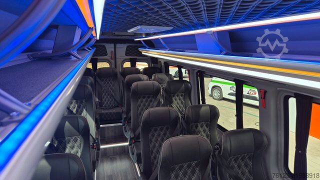 Minibus MERCEDES-BENZ 519  Allrad 4 x 4 Lagerfahrzeug Stock 20 Sitzer