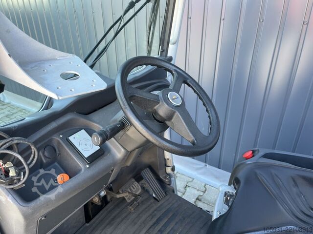 Tow Tractor Still LTX70
