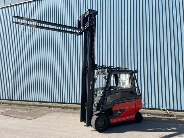 Electric 4-wheel forklift Linde E 45-600 // 2555 Std. // 3. & 4. Ventil // Seitens