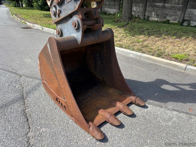 Mobile excavator New Holland MH CITY