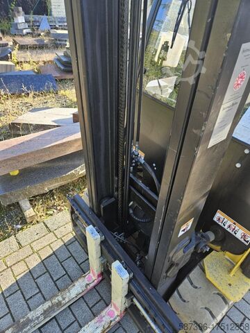Electric 4-wheel forklift Yale ERP25VL