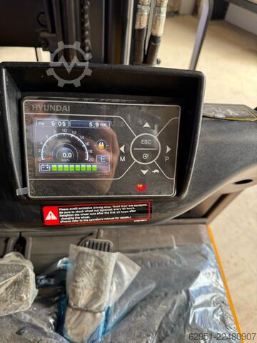 Electric 4-wheel forklift Hyundai 20B-9