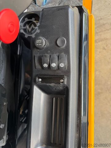 Electric 4-wheel forklift Hyundai 20B-9
