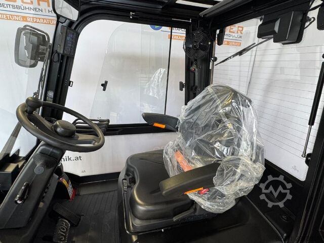 Electric 4-wheel forklift EP EFL 303