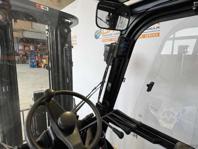 Electric 4-wheel forklift EP EFL 303