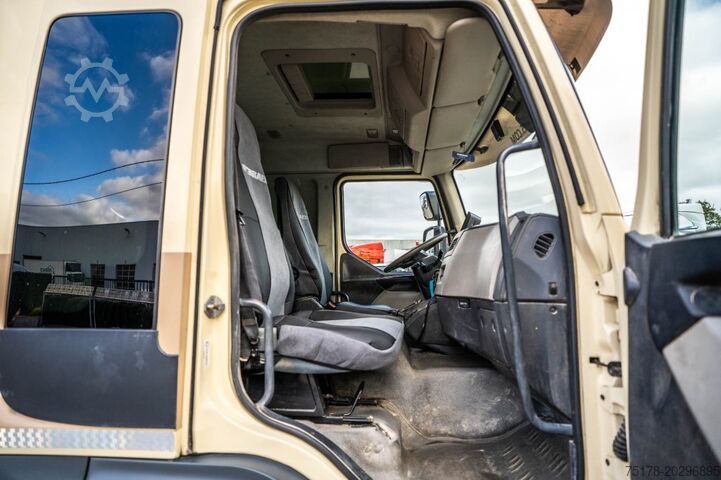 Box body VOLVO FL 260 (13.5t) +DHOLLANDIA 2T