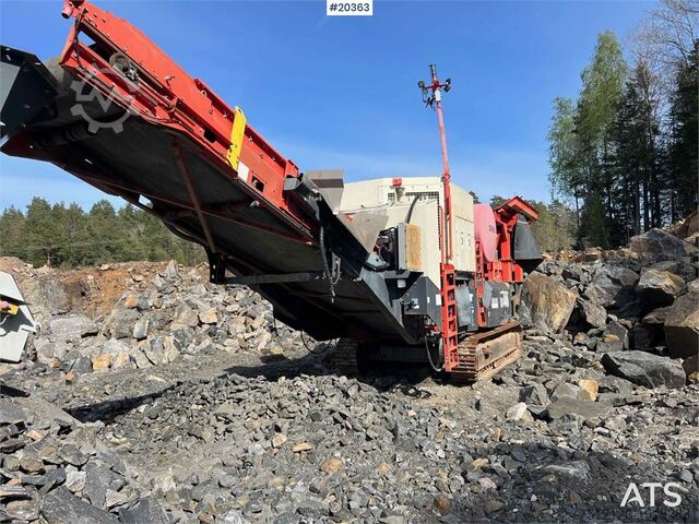 Crusher Sandvik UJ440i crusher w/ side conveyor and magnet