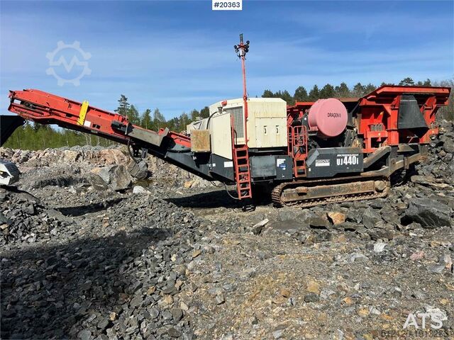 Crusher Sandvik UJ440i crusher w/ side conveyor and magnet