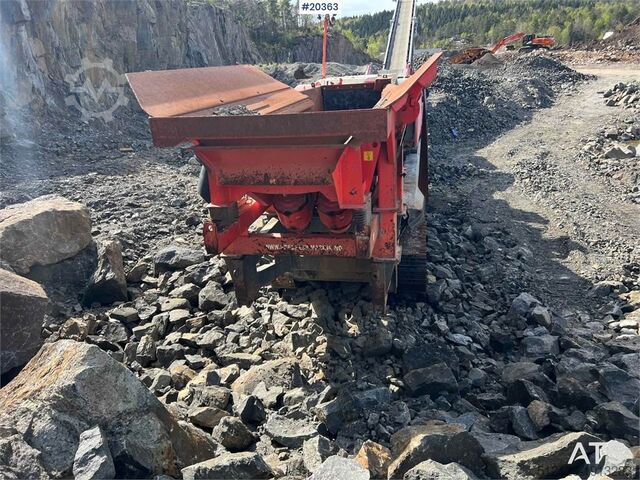 Crusher Sandvik UJ440i crusher w/ side conveyor and magnet