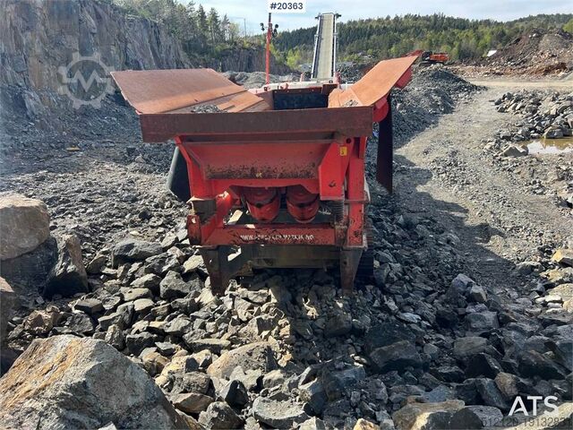 Crusher Sandvik UJ440i crusher w/ side conveyor and magnet