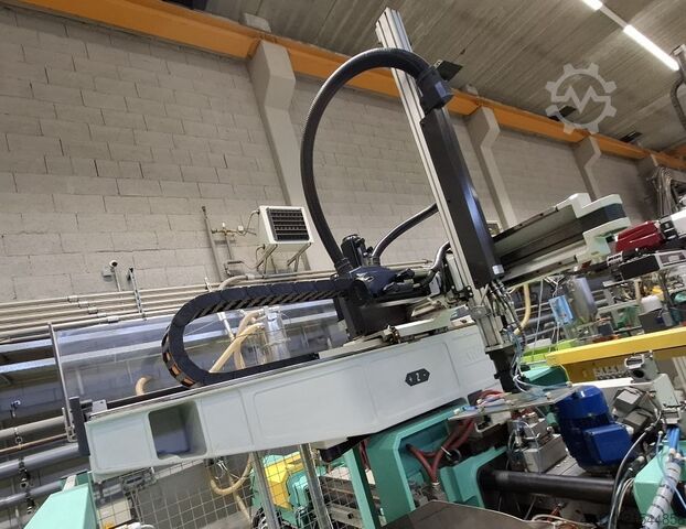 Cnc mold injection machine with robotics Arburg 520S 1500/800