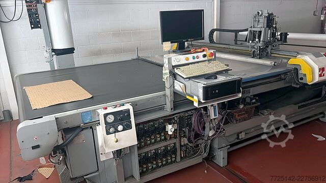 Automatic multi-ply cutting machine Investronica CV040/070