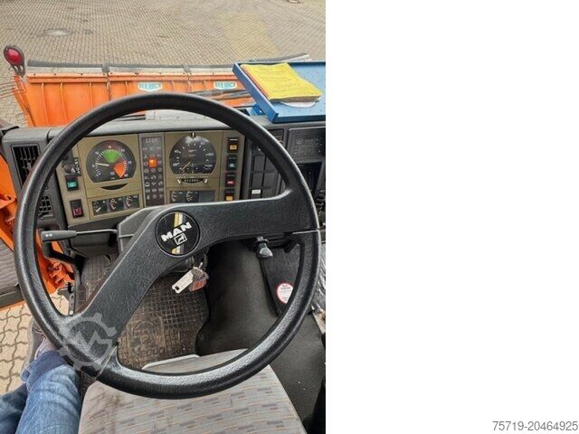 Special purpose truck MAN 18.232 4x2 FL Winterdienst/Salzstreuer