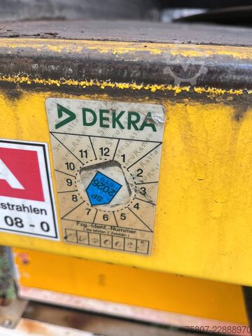 Getränkeanhänger  Schwenkwand Getränke Stapleraufnahme