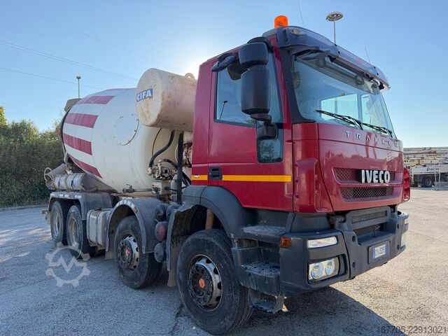 Concrete mixer truck Iveco trakker