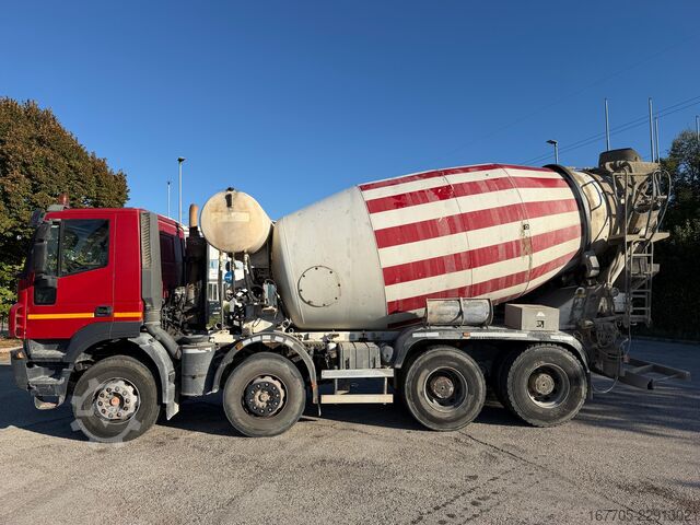 Concrete mixer truck Iveco trakker