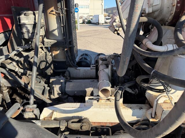 Concrete mixer truck Iveco trakker