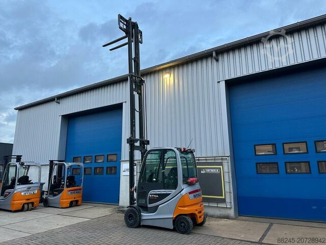 Elektrischer Triplex-Gabelstapler Still RX60-25 mit wenigen Betriebsstunden STILL RX60-25