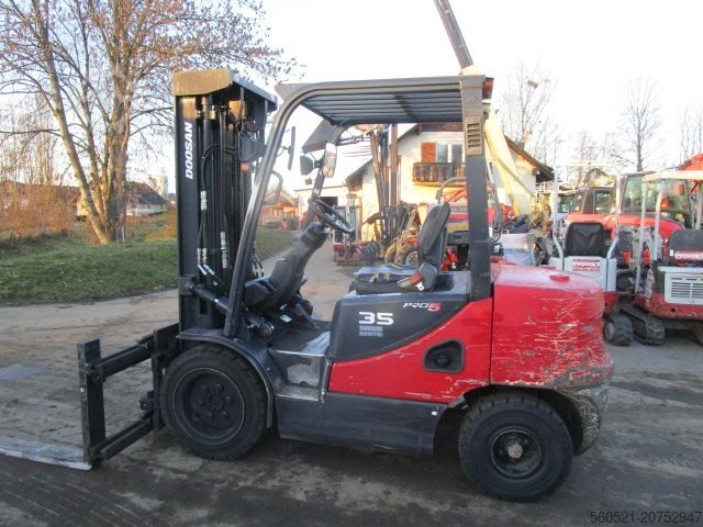 Dieselstapler Doosan 3,5 Ton.- Triplex 5m + Zinkenversteller + SS