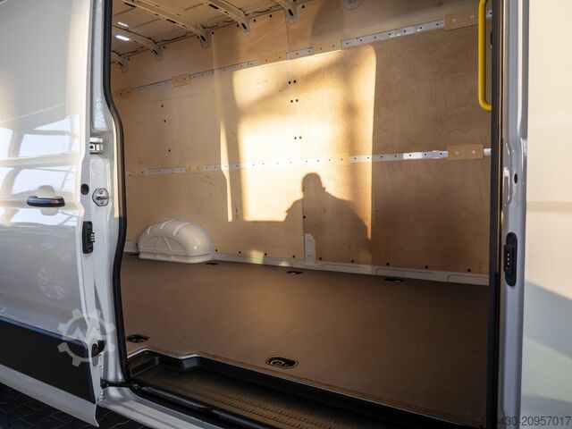 Minibus VW Crafter 35 lang Hochdach AHK LED AHK ACC LED