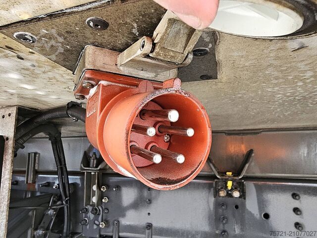 Refrigerated/frozen transport SCANIA P250 LAMBERET FRIGO LIFT