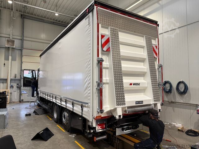 Autotransporter LKW MAN 26.440 6x2 mit Schwerlast-Ladebordwand Rampe