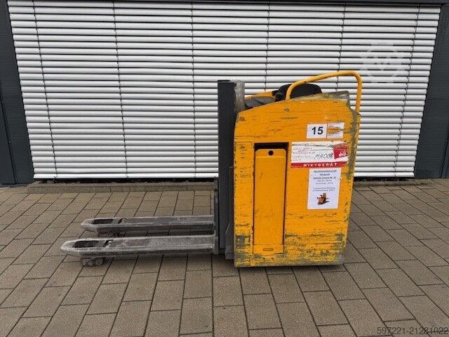 Hochhubwagen mit Fahrersitz Jungheinrich ESD 220