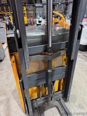 Hochhubwagen mit Fahrersitz Jungheinrich ESD 220