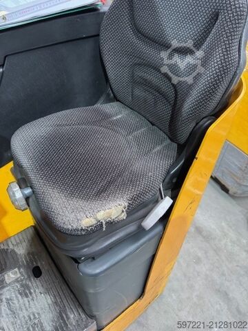 Hochhubwagen mit Fahrersitz Jungheinrich ESD 220