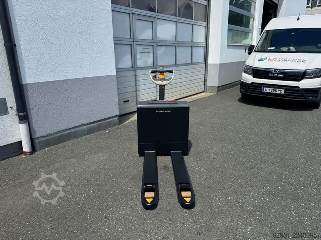 Electric Pallet Truck Crown WP 3210