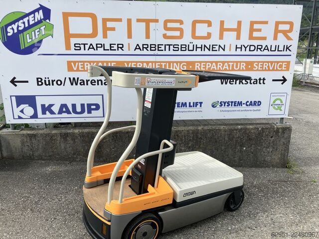 Medium Lift Order Picker Crown WAVE60-118 LI-ION