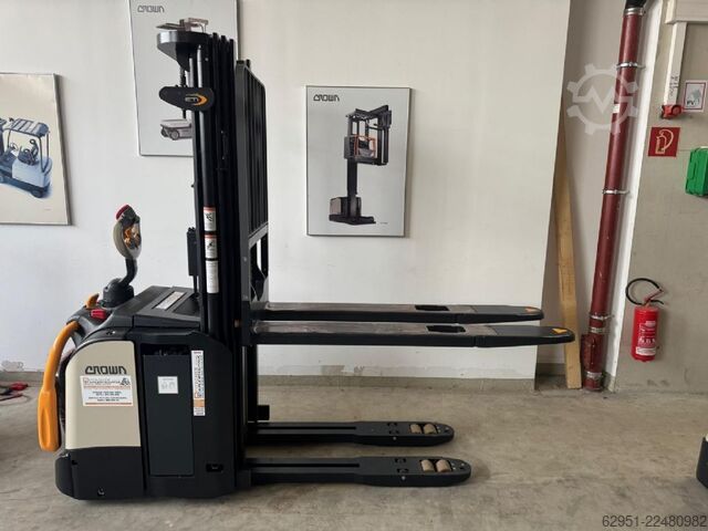 High Lift stacker Crown ETi-1.6 mit Gabelverlängerungen