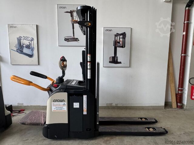 High Lift stacker Crown ETi-1.6 mit Gabelverlängerungen