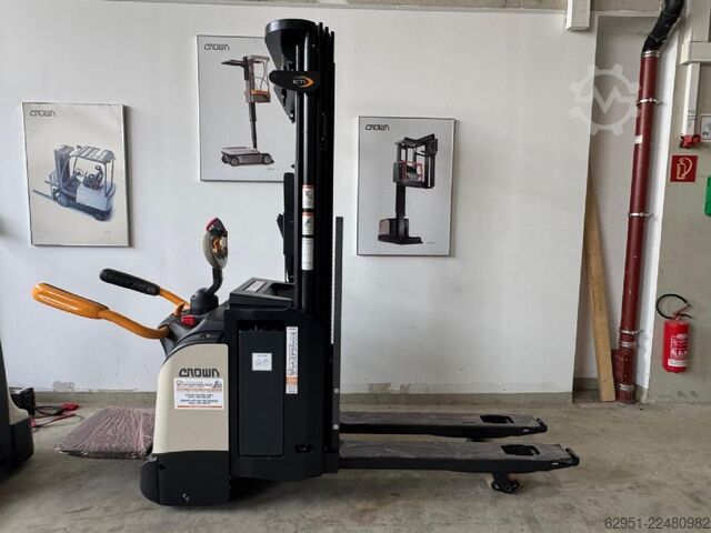 High Lift stacker Crown ETi-1.6 mit Gabelverlängerungen
