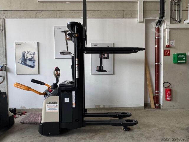 High Lift stacker Crown ETi-1.6 mit Gabelverlängerungen