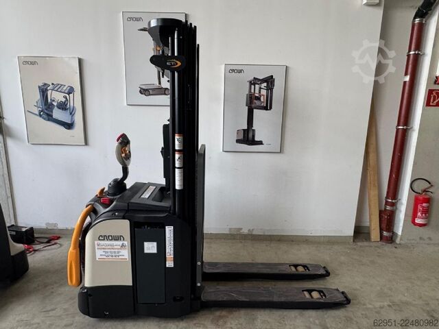 High Lift stacker Crown ETi-1.6 mit Gabelverlängerungen