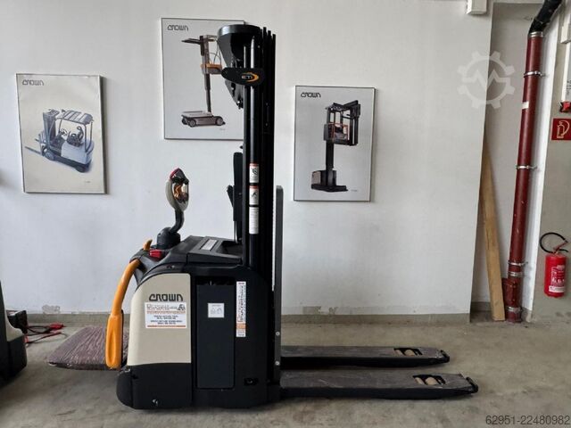 High Lift stacker Crown ETi-1.6 mit Gabelverlängerungen