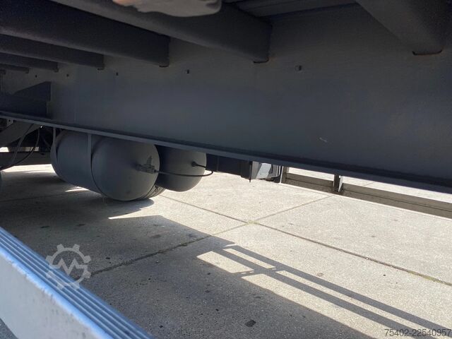 Curtain sided Pacton / Hard-Wood Floor / Steering Axle / 1x Lift Axl...