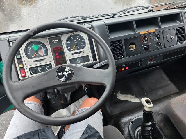 Tipper van MAN 8.174 / E3 / Kipper Kran Greifer / 2X AHK