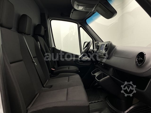 Transporter mit Koffer MERCEDES-BENZ Sprinter 519 Aut.*AHK 3,0t* Distronic+Kamera+Nav