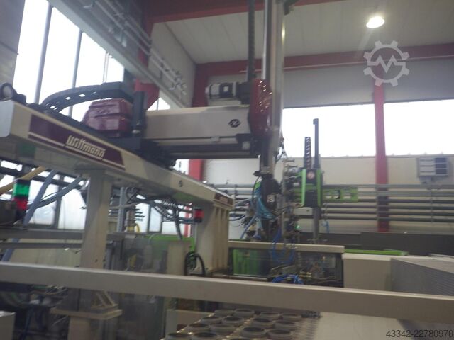 Injection moulding machine with robot DEMAG InElect 150/520-410