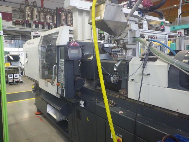 Injection moulding machine with robot DEMAG InElect 150/520-410