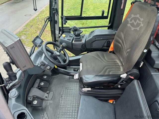 Full-container reach stacker Kalmar DRG450-70S5XS