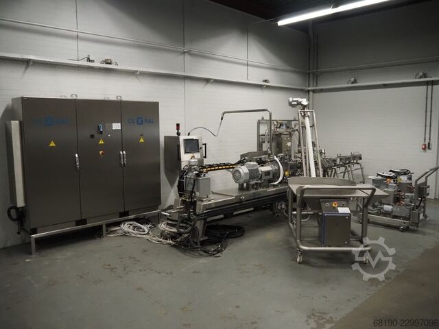 Twin-screw extruder Clextral Evolum EV032M