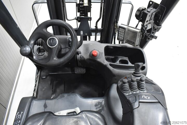 Electric 3-wheel forklift Linde E16-02